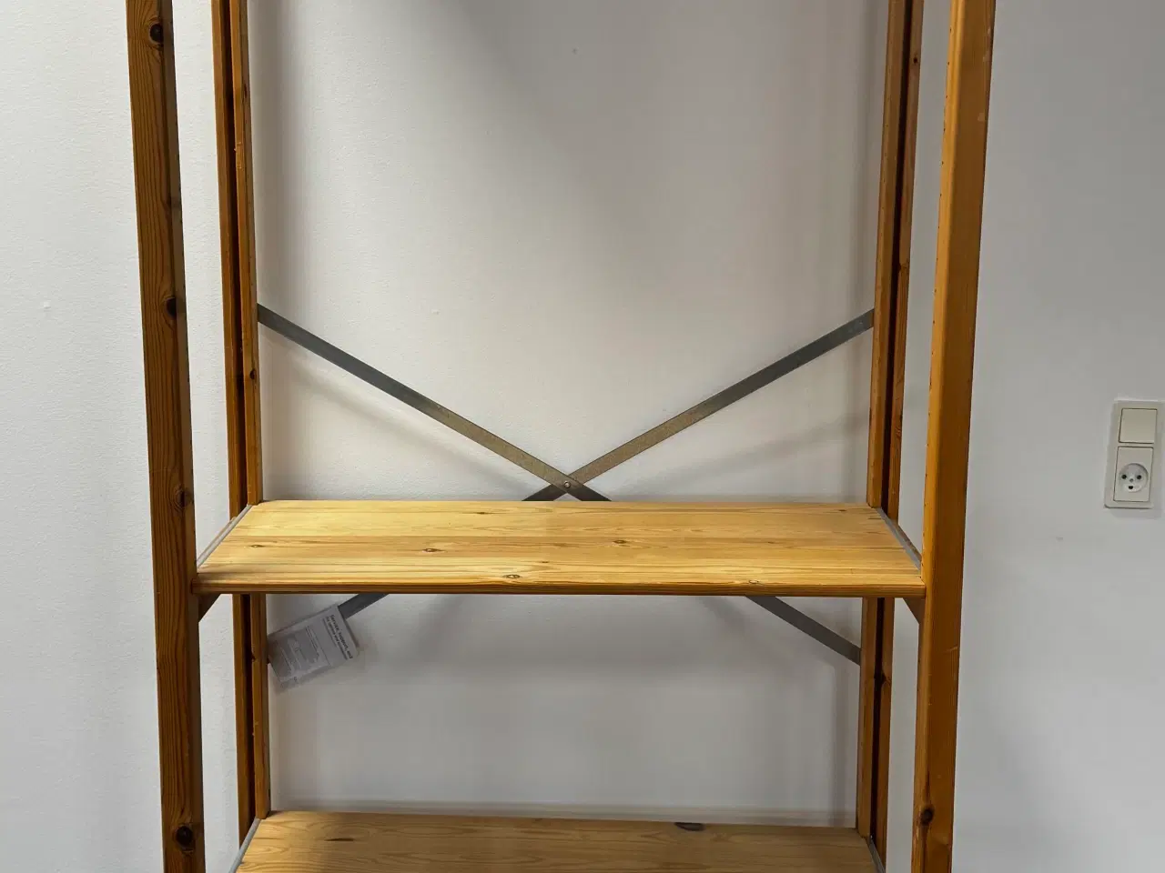 Billede 5 - Robust reolsystem med hvide 20mm træ hylder