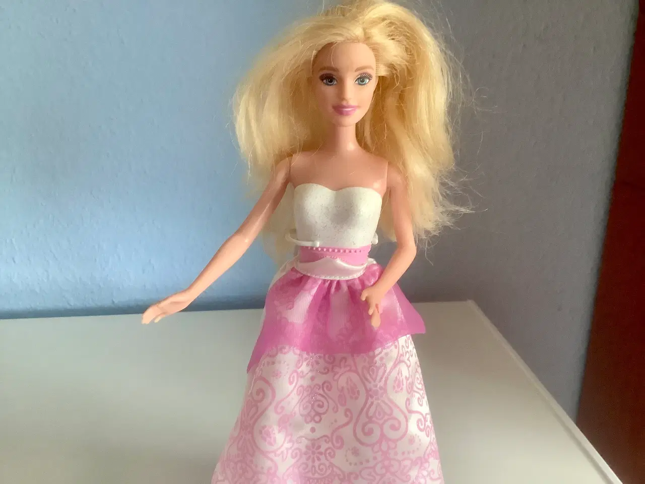 Billede 1 - Barbie dukke med lyst hår.