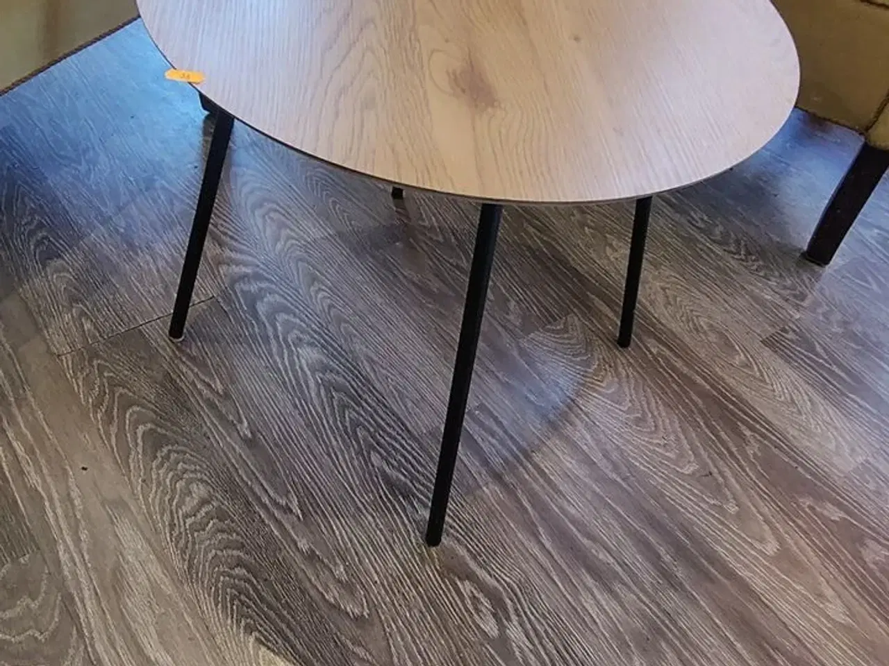 Billede 3 - Lille rundt bord, to stole, metalbord og bordlampe