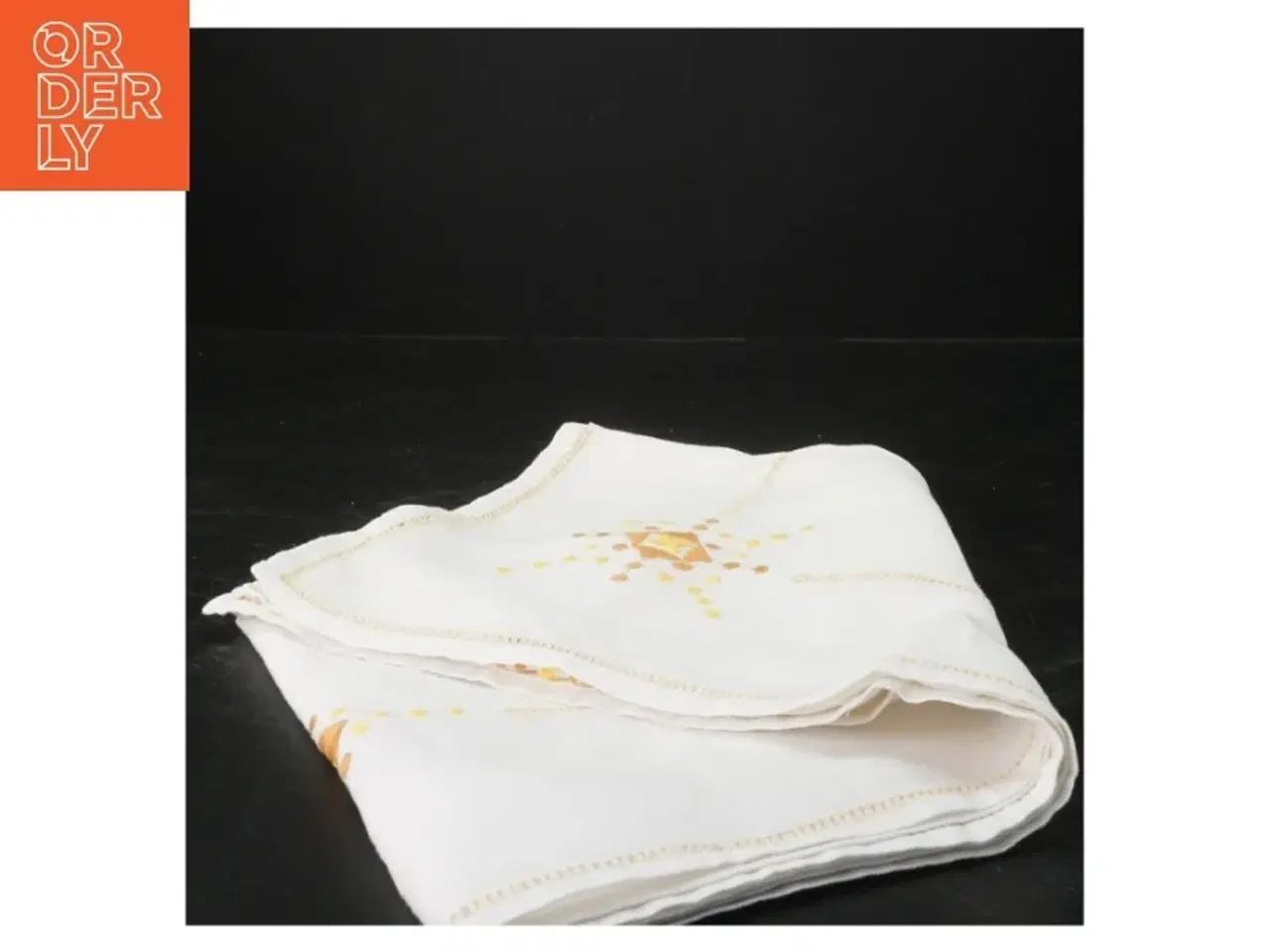 Billede 2 - Håndbroderet dug (str. 86x84 cm)