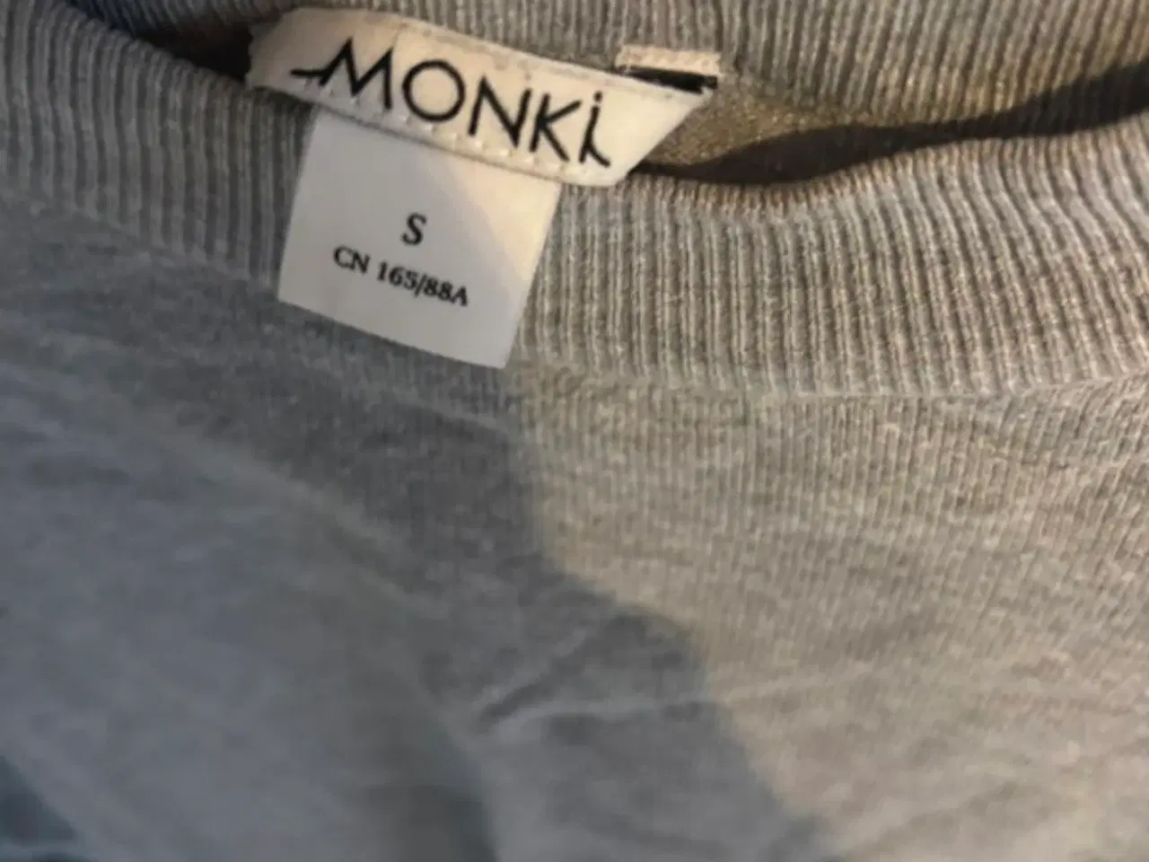 Billede 4 - Grå trøje fra Monki 