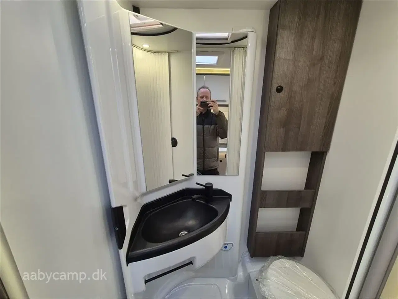 Billede 17 - 2026 - Benimar Tessoro   Nk Pakke. 8 trins Automatgear. 200W solceller. Webasto Dieselfyr. Kompressor køleskab. Køjer bag og sænkeseng Foran.