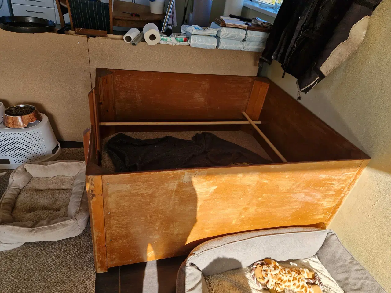 Billede 1 - Føde/hvalpekasse til stor hund