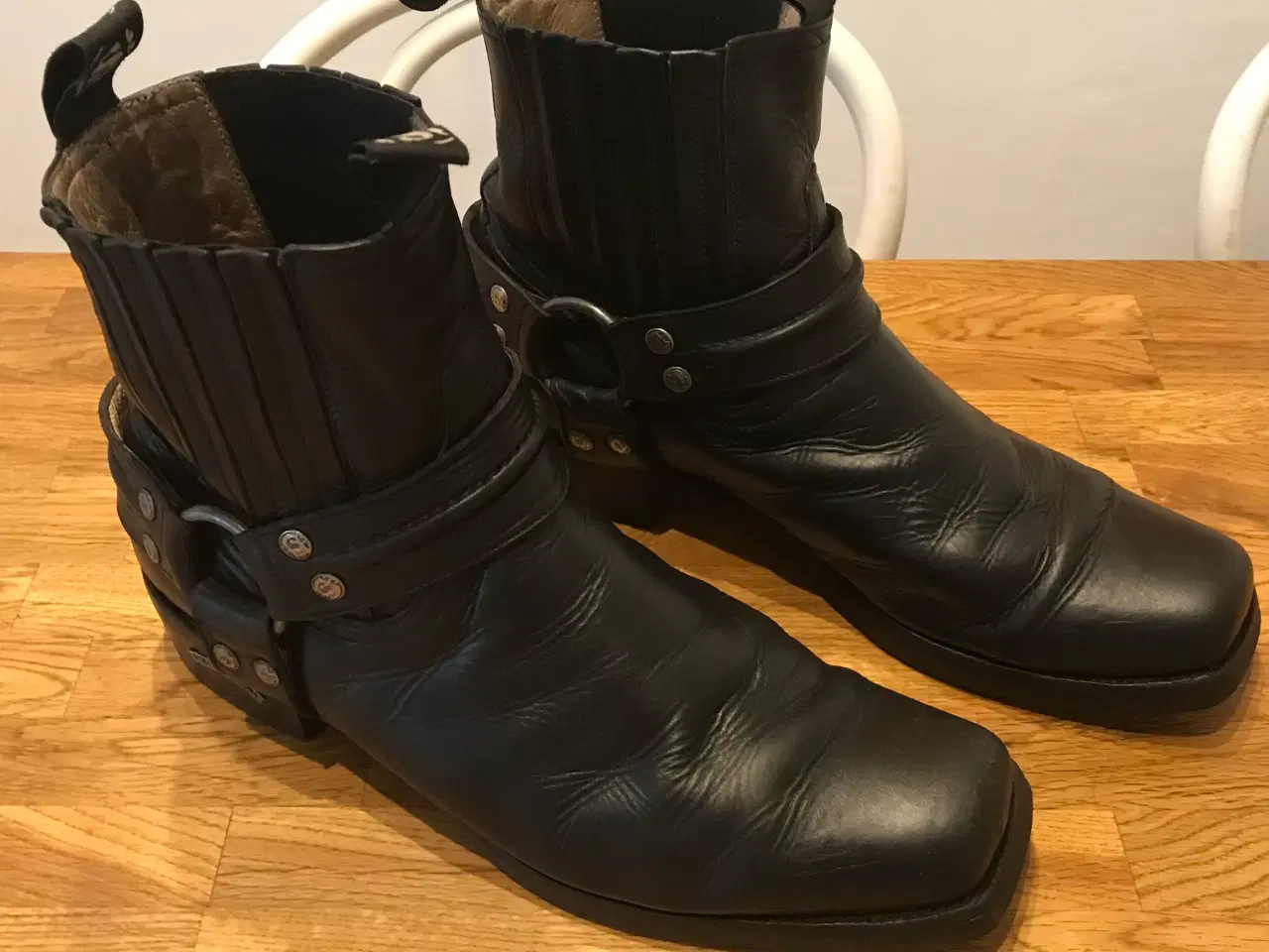 Billede 1 - Cowboystøvler str. 44. Sorte, håndsyede.