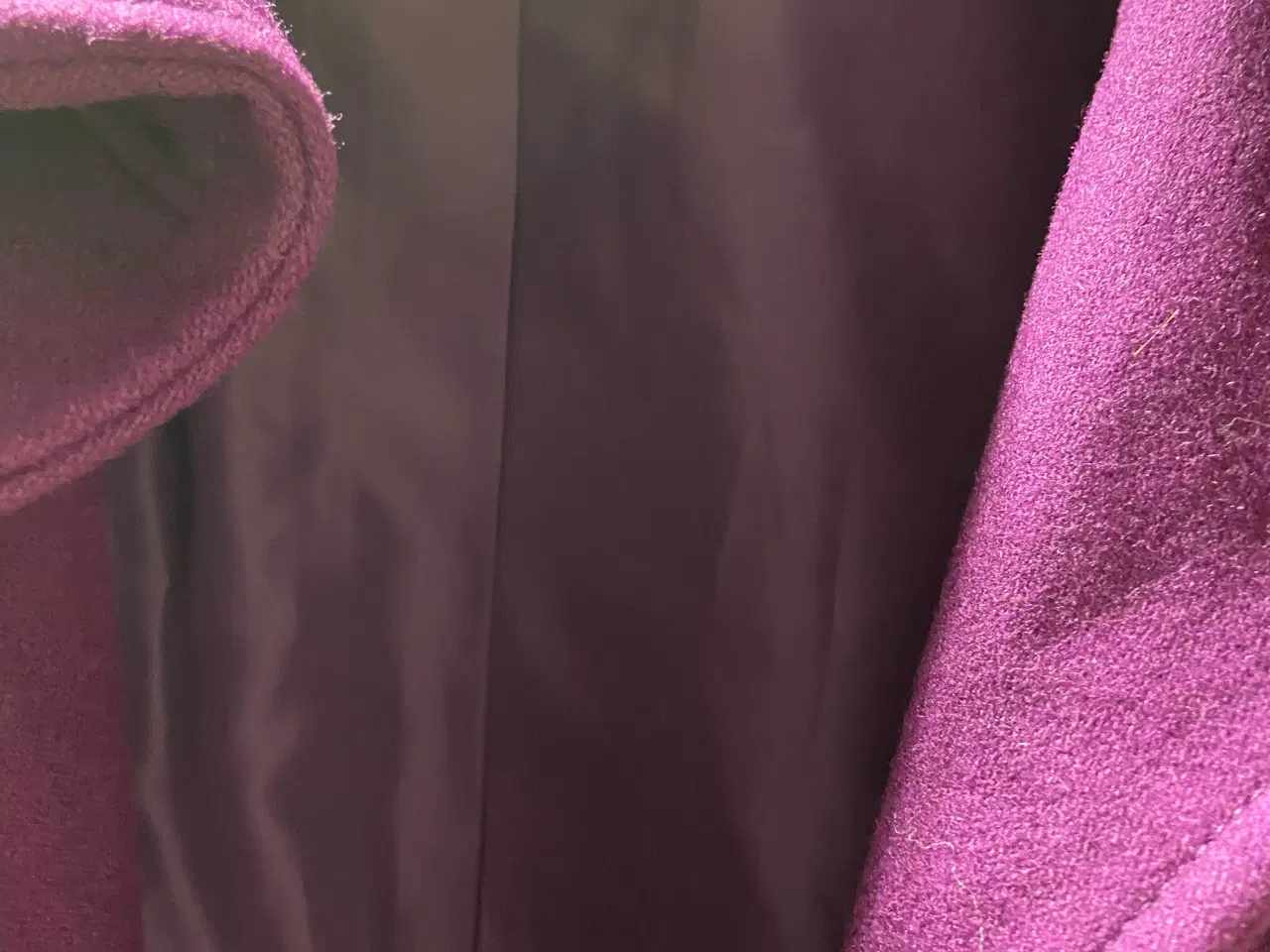 Billede 4 - Jakke lilla med sorte knapper