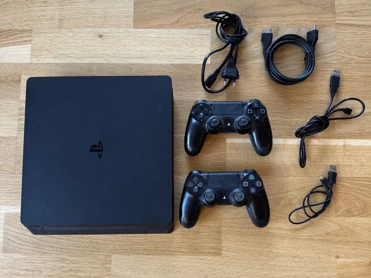 Billede 1 - PlayStation 4 inkl. 2 controller – klar til brug 