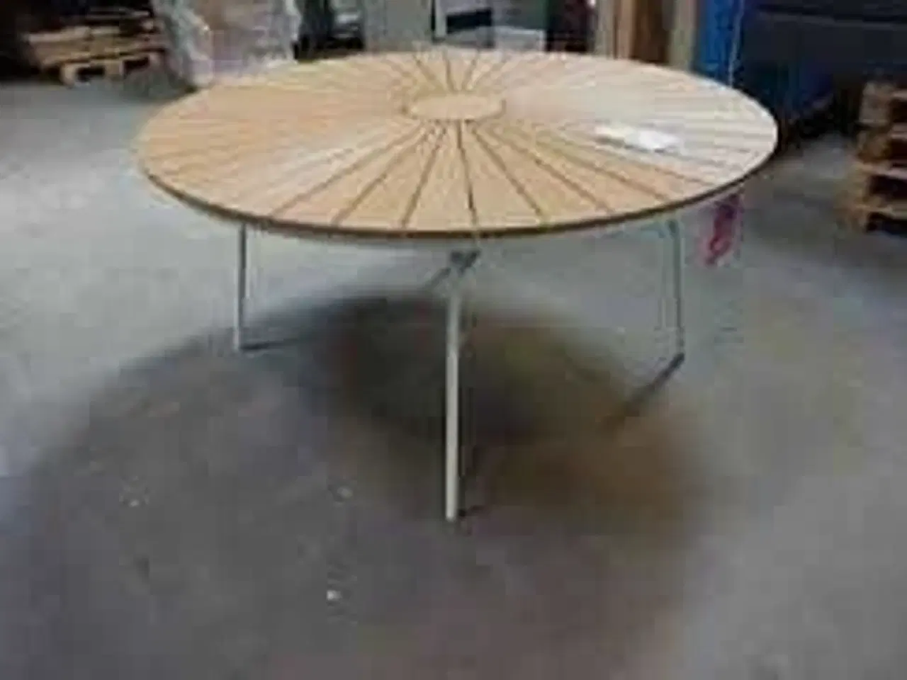 Billede 4 - Kerteminde teak - nonwood havebord Ø130 cm, hvidt stel