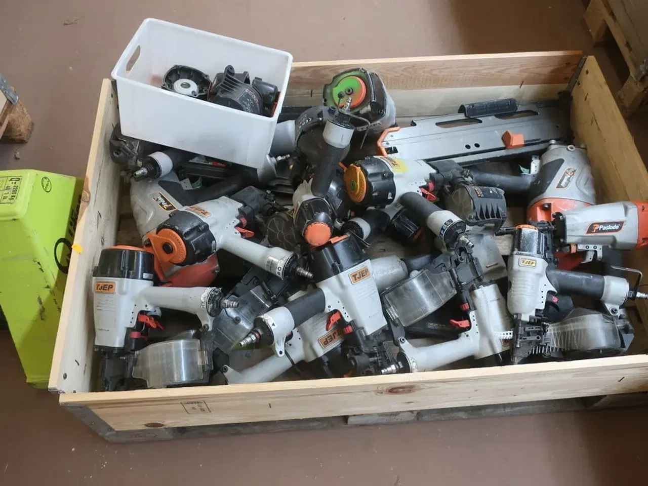 Billede 1 - Indhold på palle, trykluftpistoler defekte