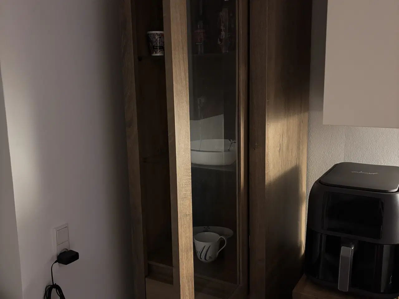 Billede 3 - Vitrineskab i mørk eg