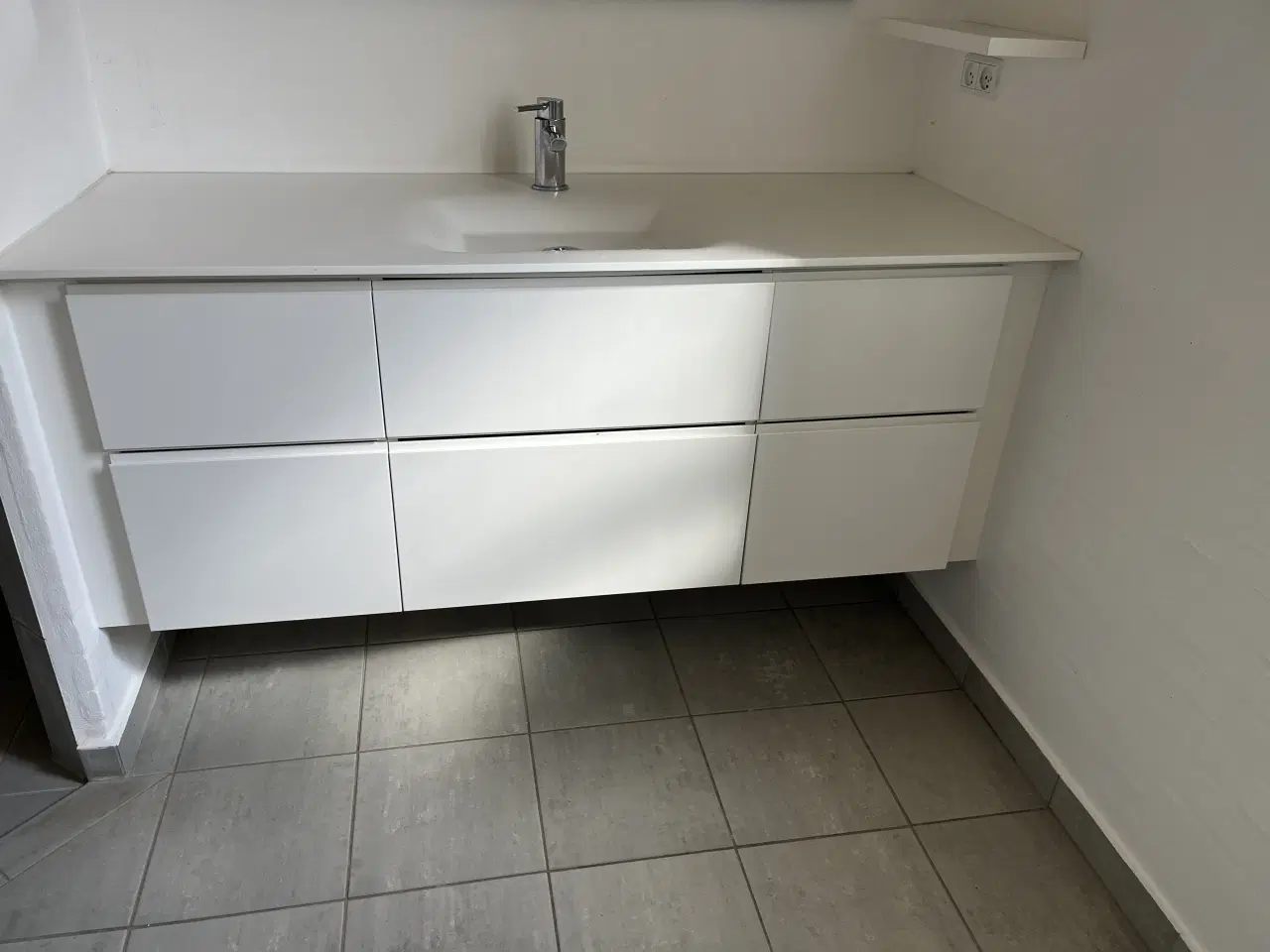 Billede 1 - Hvidt badevær møbel Invita 