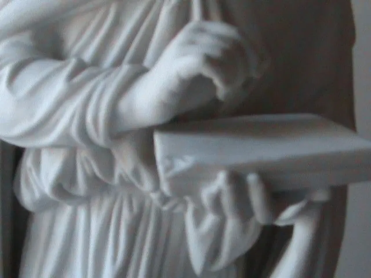 Billede 7 - Porcelæn figur Apostelen Johannes med tavle