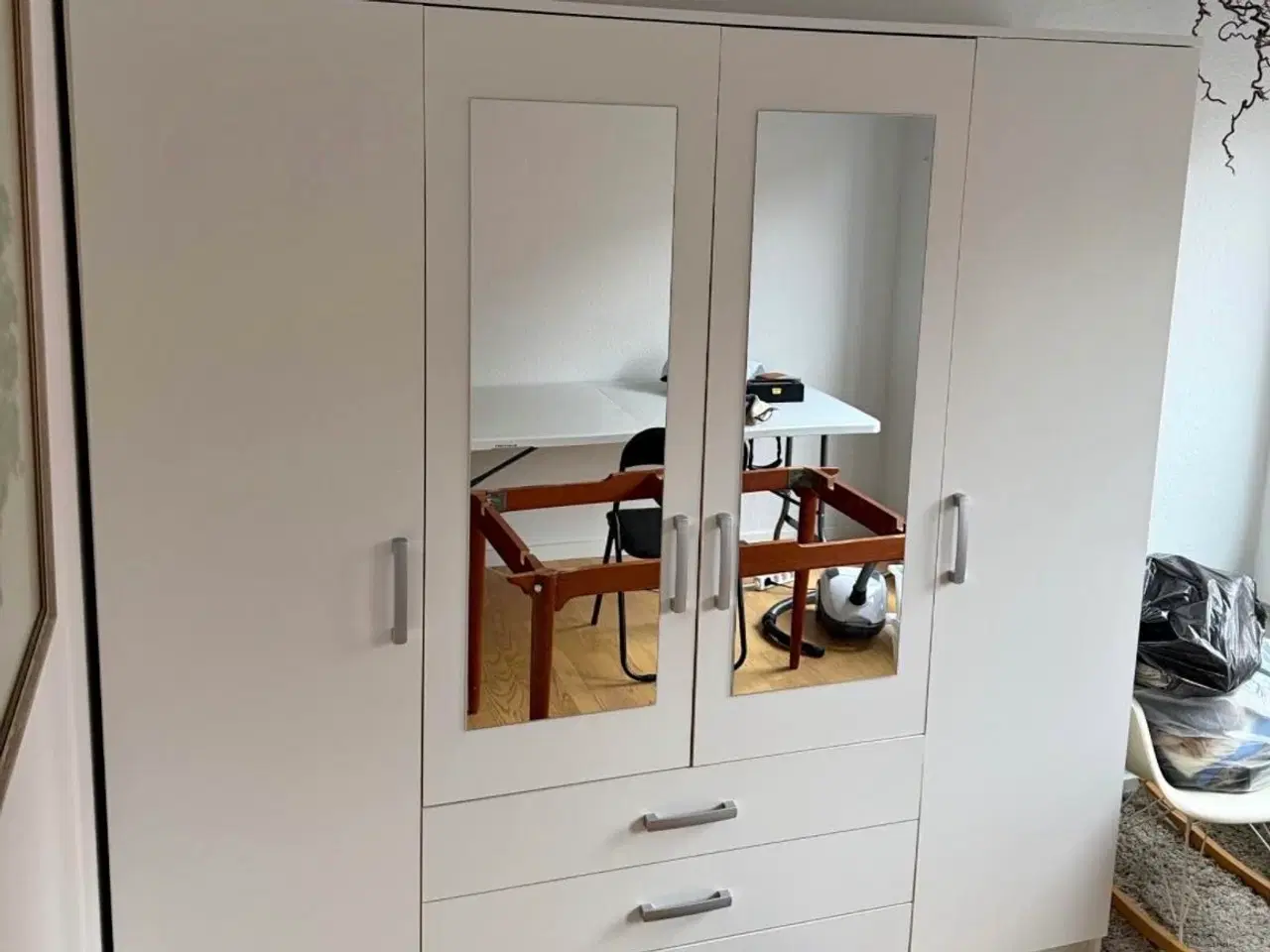 Billede 1 - Vellerup garderobeskab fra Jysk i flot stand