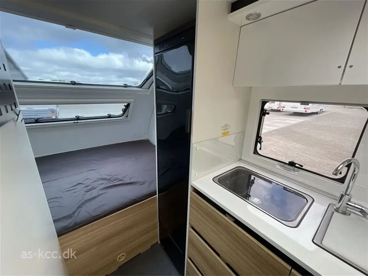 Billede 9 - 2021 - Adria Action 391 PD Panorama   Adria Action 391 PD. Denne vogn er med Solsejl 3 sovepladser  4 siddepladser.