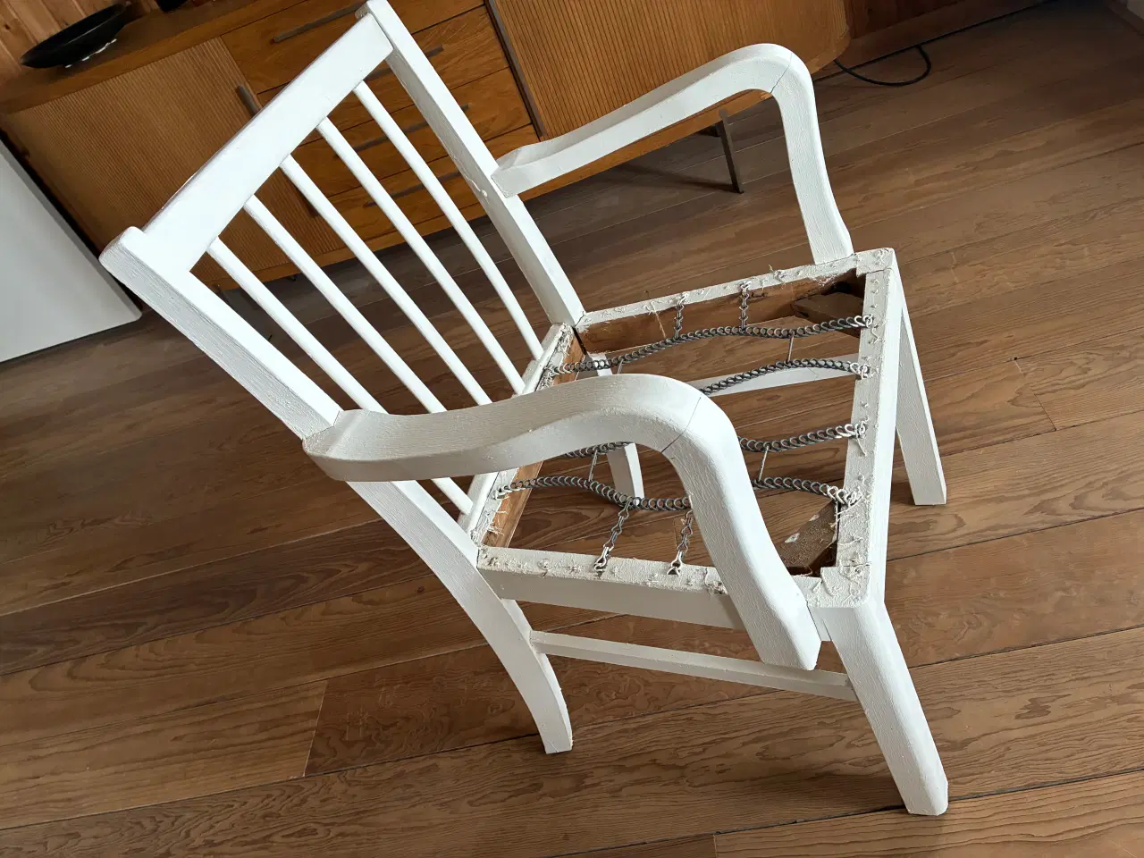 Billede 2 - Gammel arm-stol - hvidmalet
