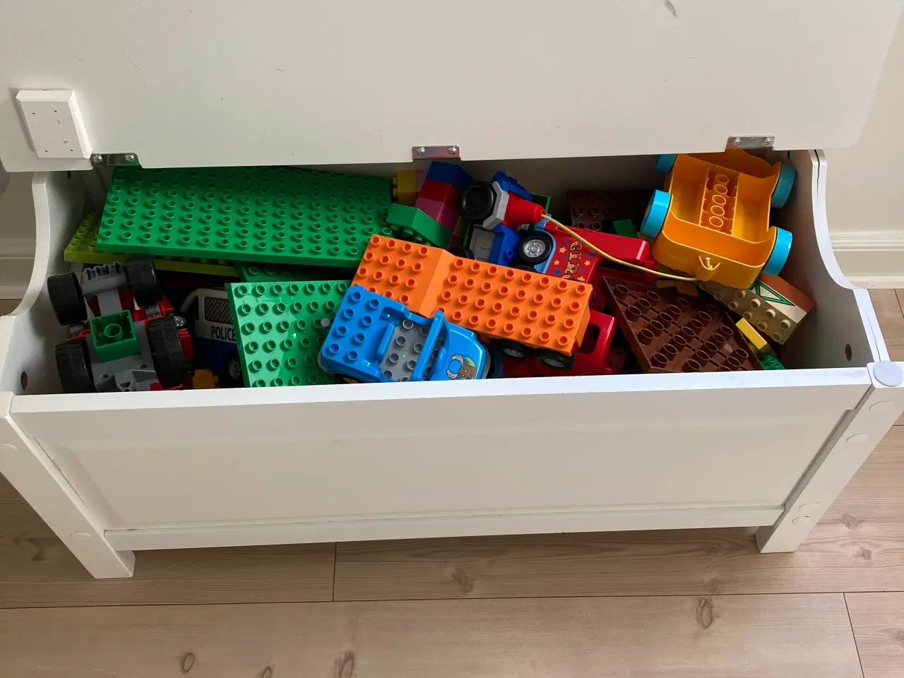 Billede 2 - En bænk med Lego 