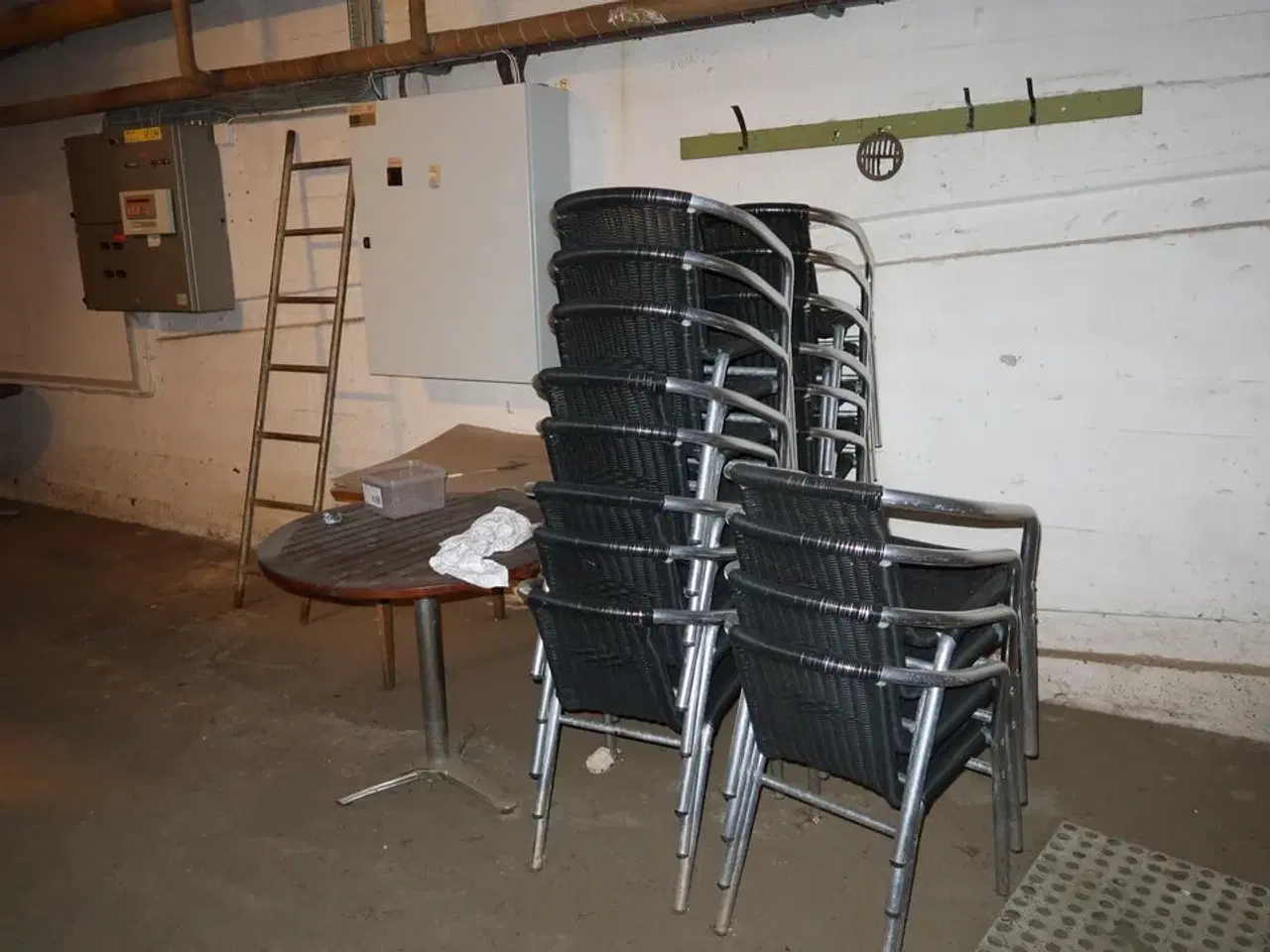 Billede 2 - 9 stk caféborde samt 20 stk. stabelstole