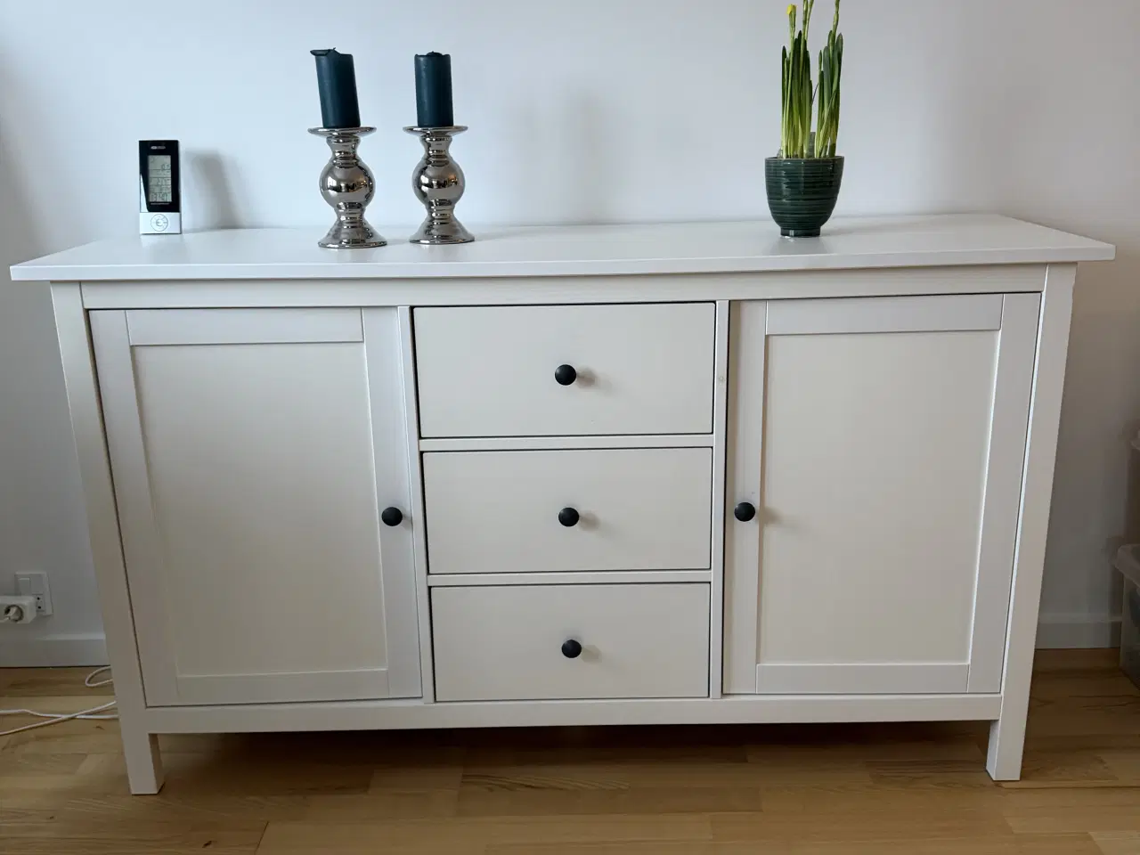 Billede 1 - Hvid Hemnes skænk