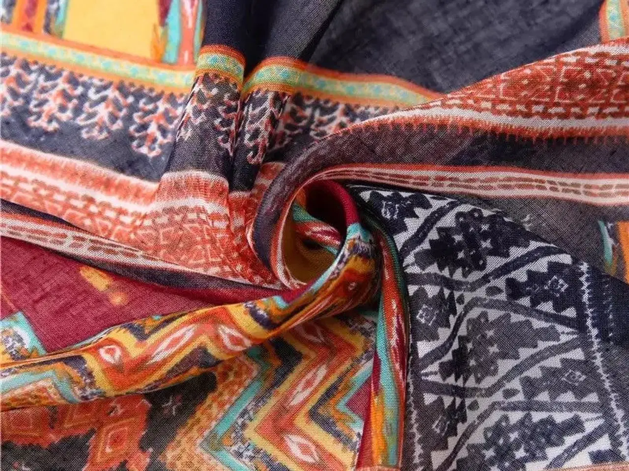 Billede 5 - Flot multifarvet tørklæde med frynser 