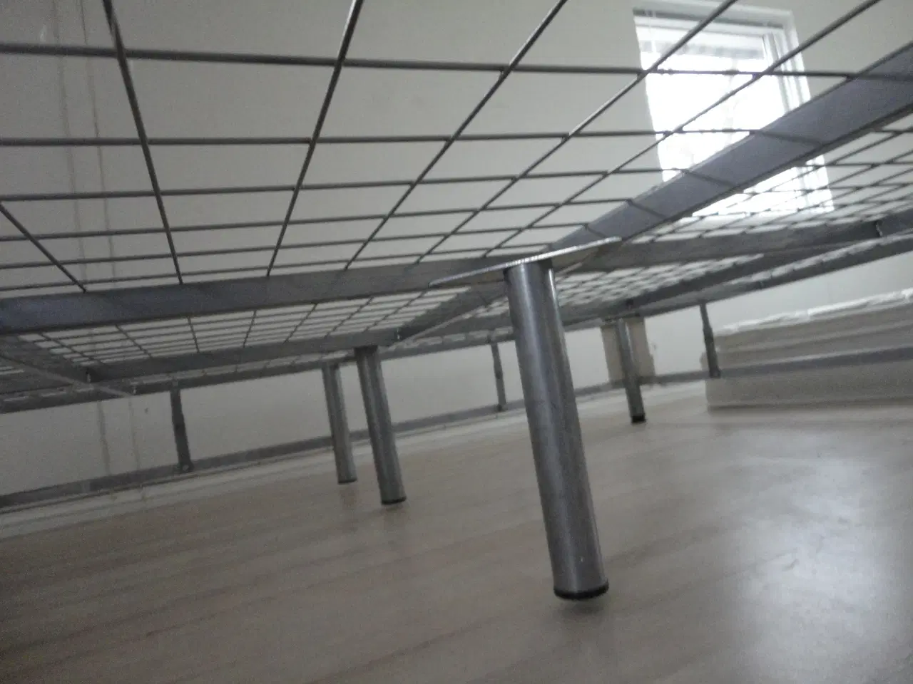 Billede 5 - 1 stk. dobbelt seng står rigtig flot i stellet 