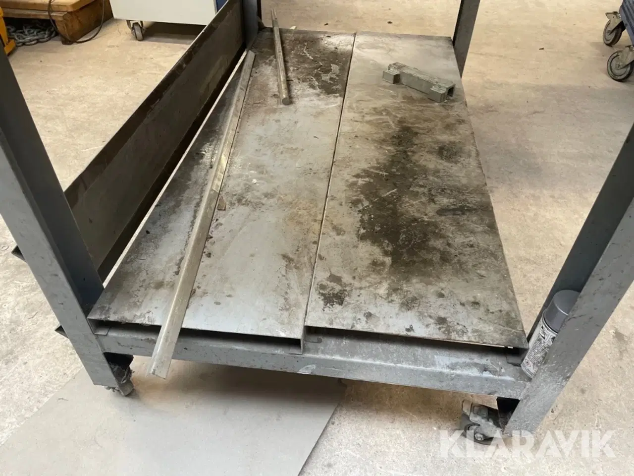 Billede 10 - Arbejdsbord på hjul med skruestik