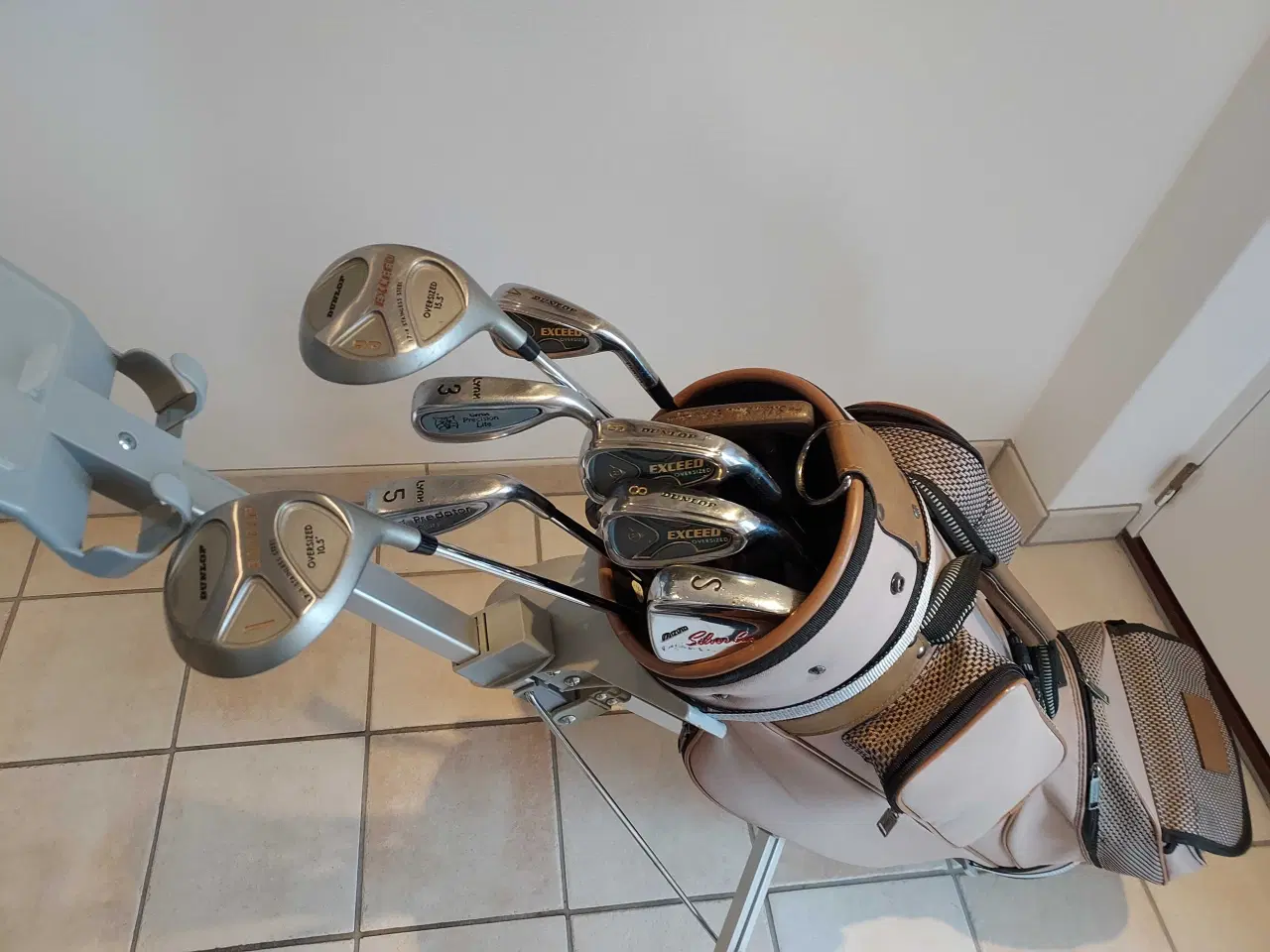 Billede 1 - Golftaske og 17 stk jetn/køller 