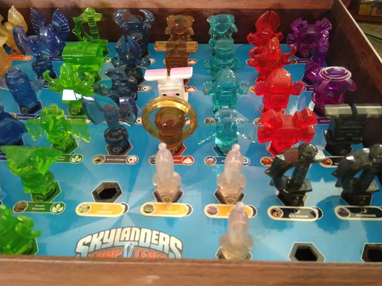 Billede 4 - Skylanders Trap Team Trap kasse inkl 44 traps