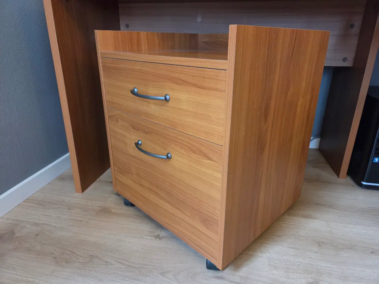 Billede 5 - Stort skrivebord. Vinkel model med skuffemodul.