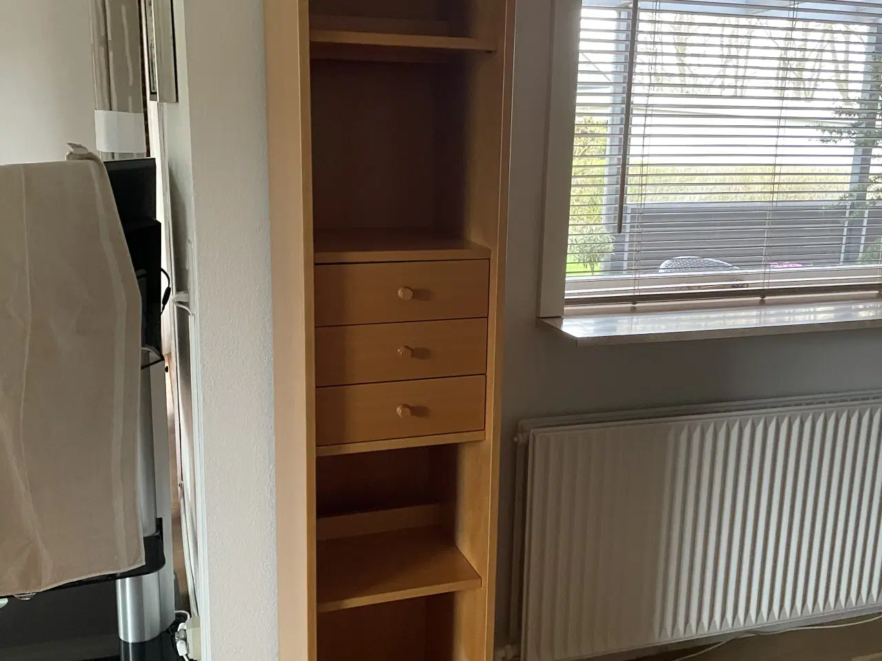 Billede 2 - Reol i lakeret bøg 