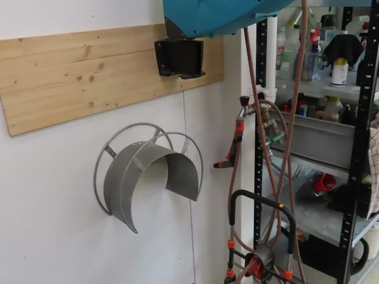 Billede 3 - Haveslange med oprug til væg og ekstra forlænger på stativ.