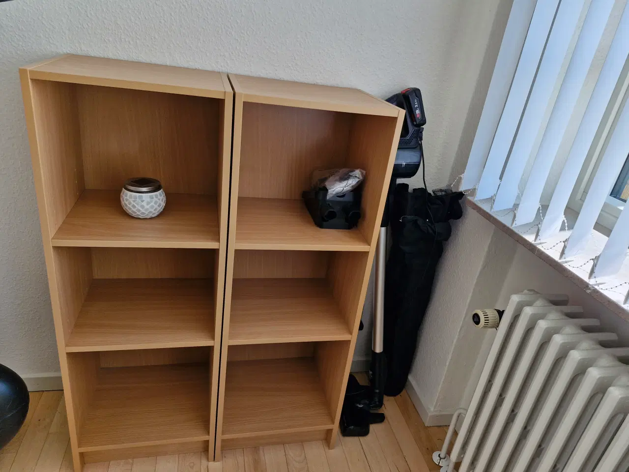 Billede 2 - Reoler og vitrineskab