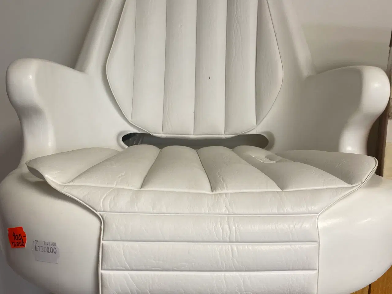 Billede 1 - Styrestol i hvid plastik