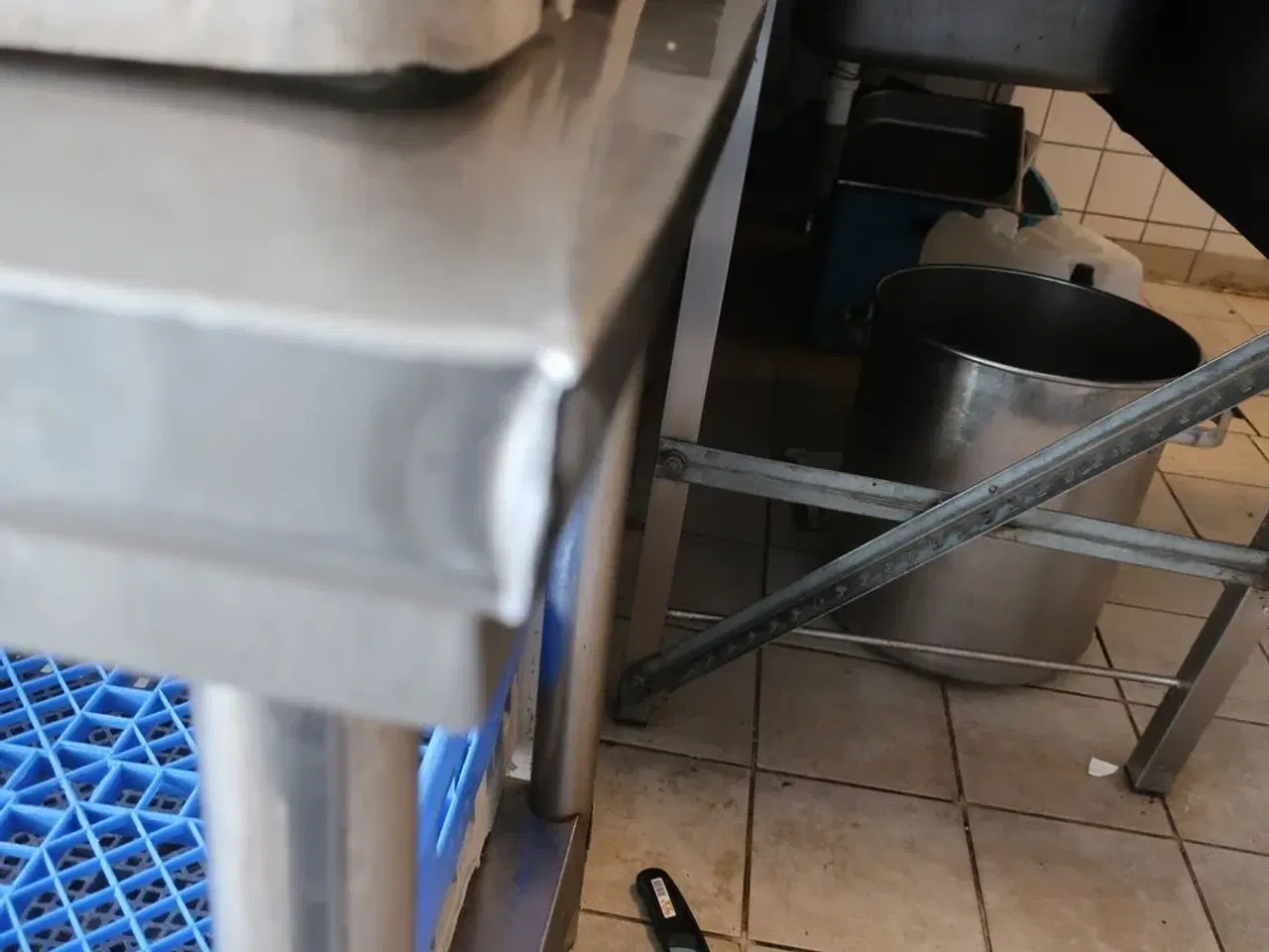 Billede 5 - Stålbord og microovn