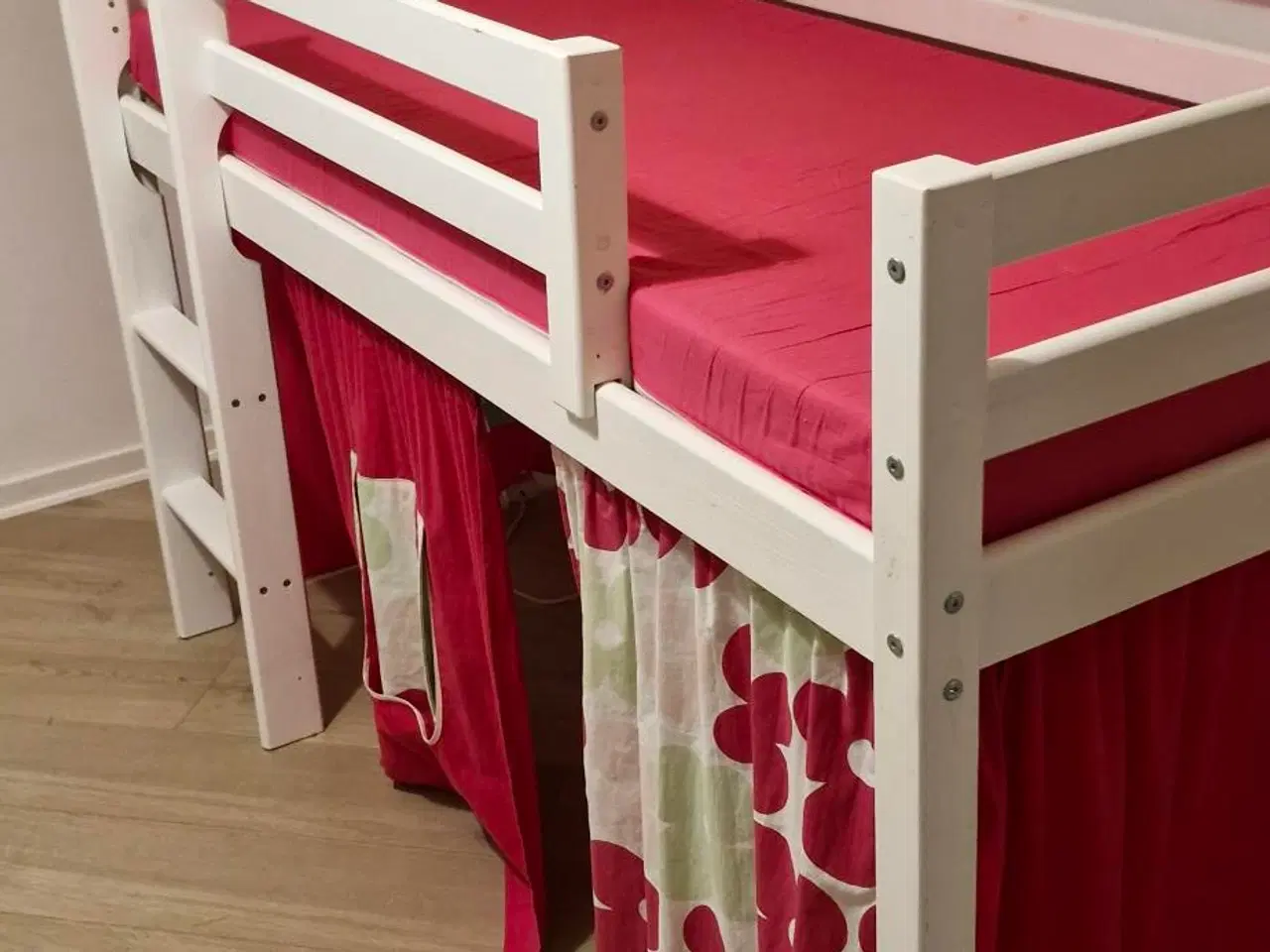 Billede 1 - Børneseng med hule