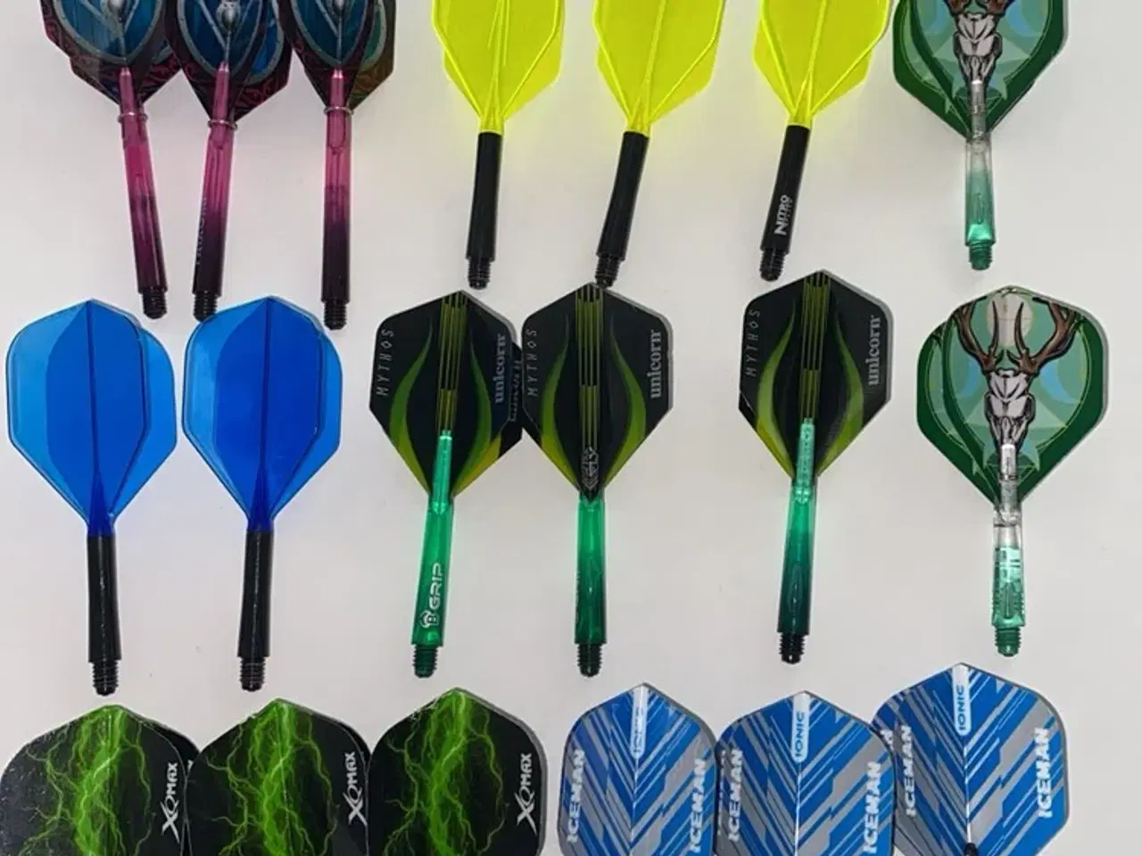 Billede 3 - Dartskive + pile + masser af ekstra flights og sha