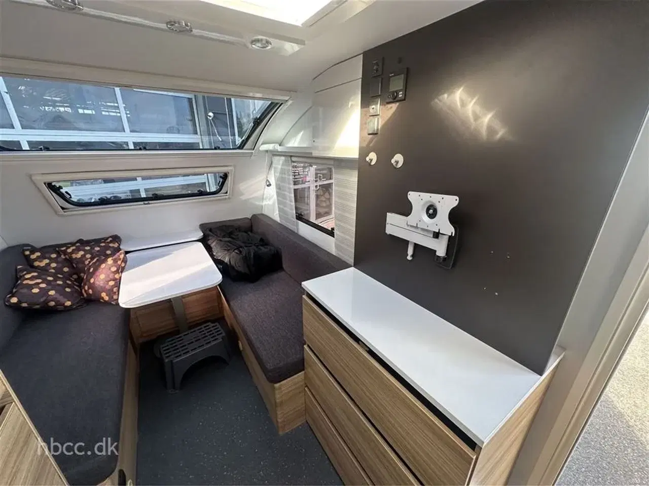 Billede 3 - 2023 - Adria Action 391 LH   Adria Action 391 LH  – Kompakt designvogn med mover &amp; luft solsejl