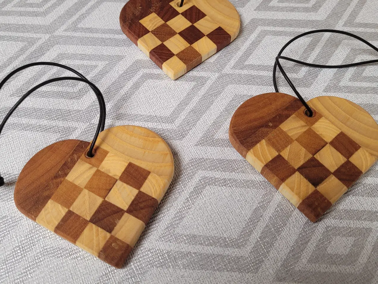 Billede 1 - Flettede julehjerter i træ ca. 7x7x0,5 cm