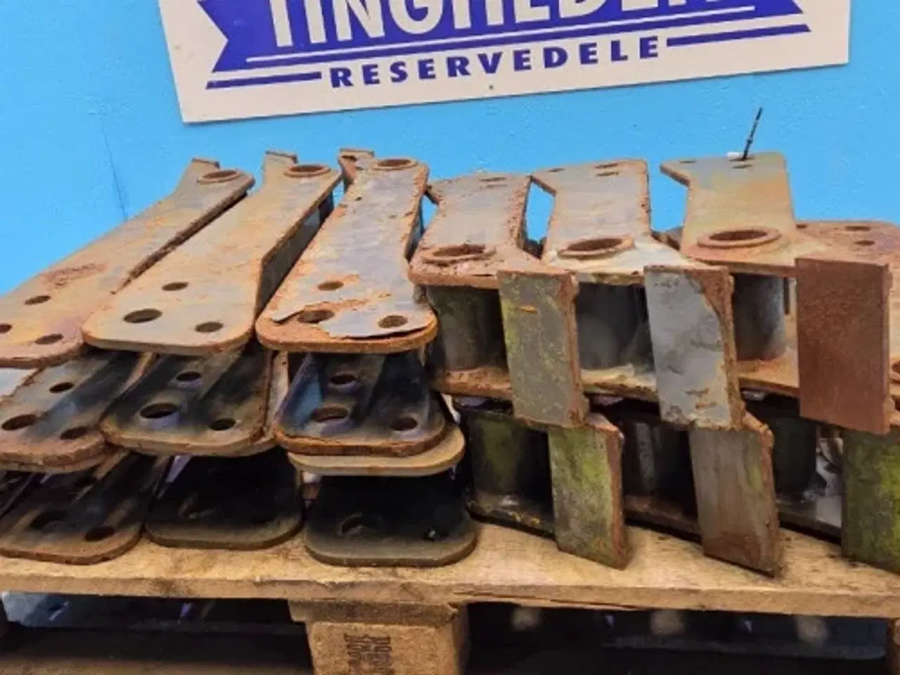 Billede 6 - New Holland B100B Support 87310368  14 Stk