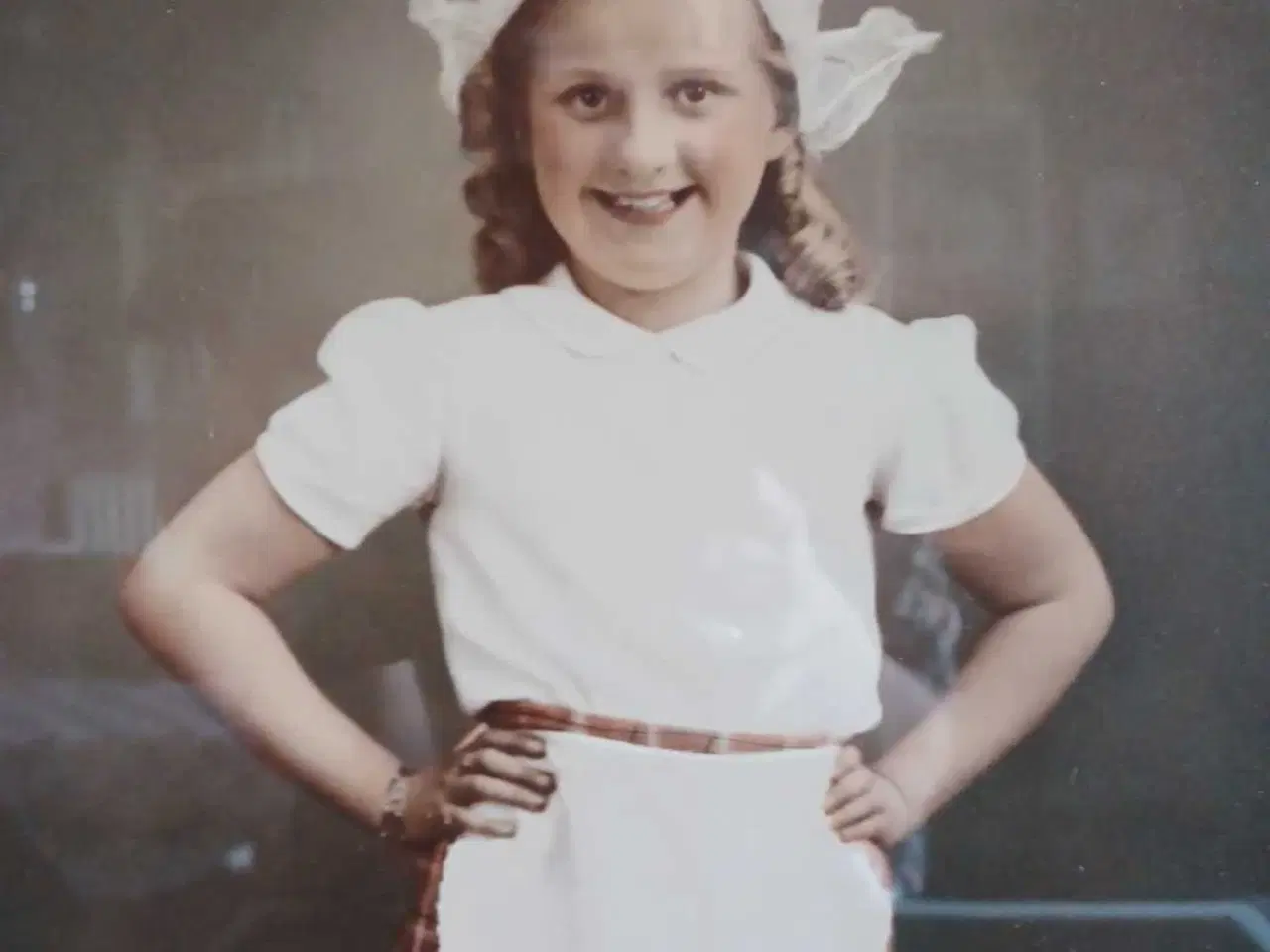 Billede 1 - Bondepige ,glad ser hun ud.