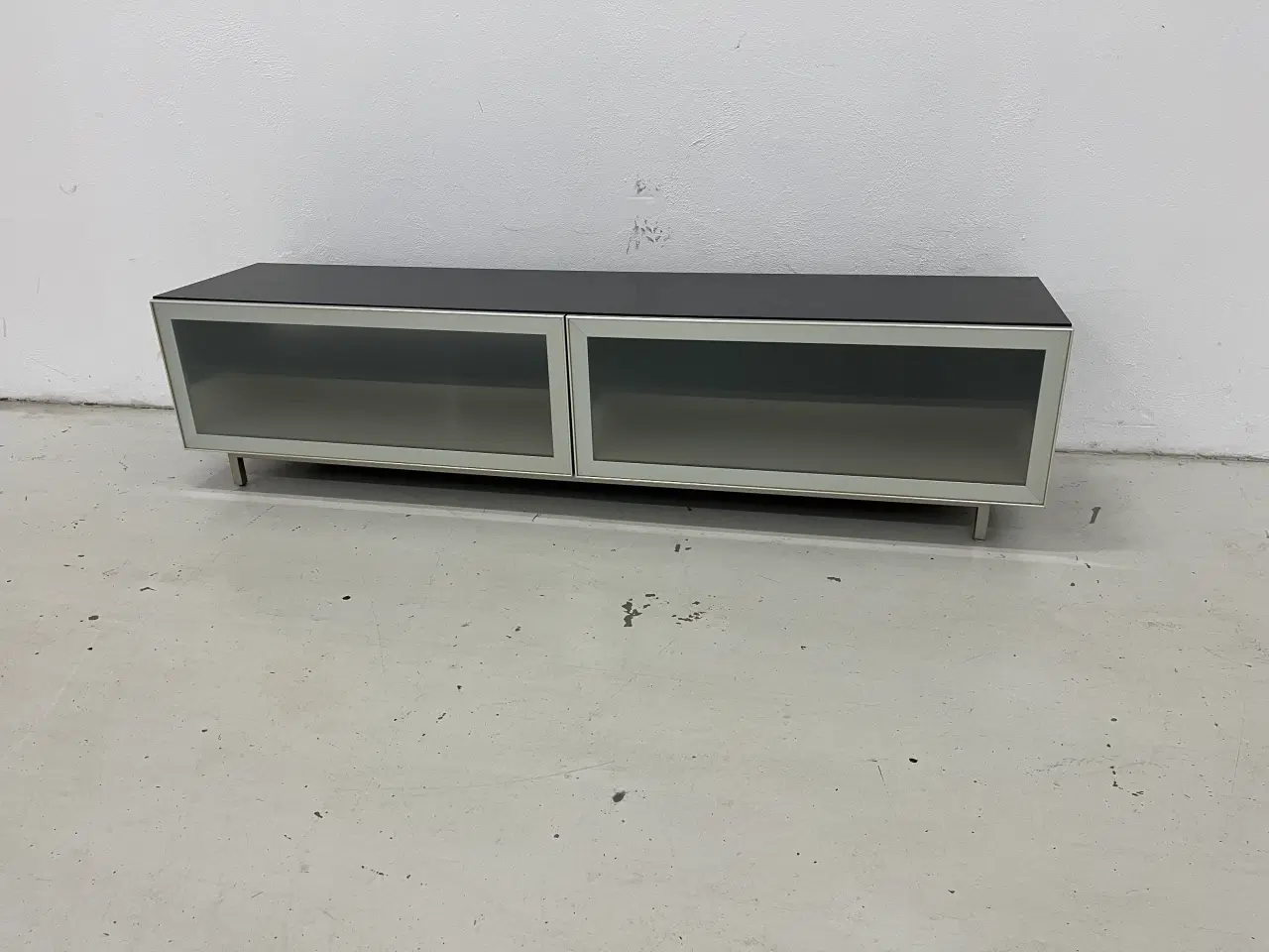 Billede 3 - Boconcept TV/media skænk i sort og med 2 skuffer.