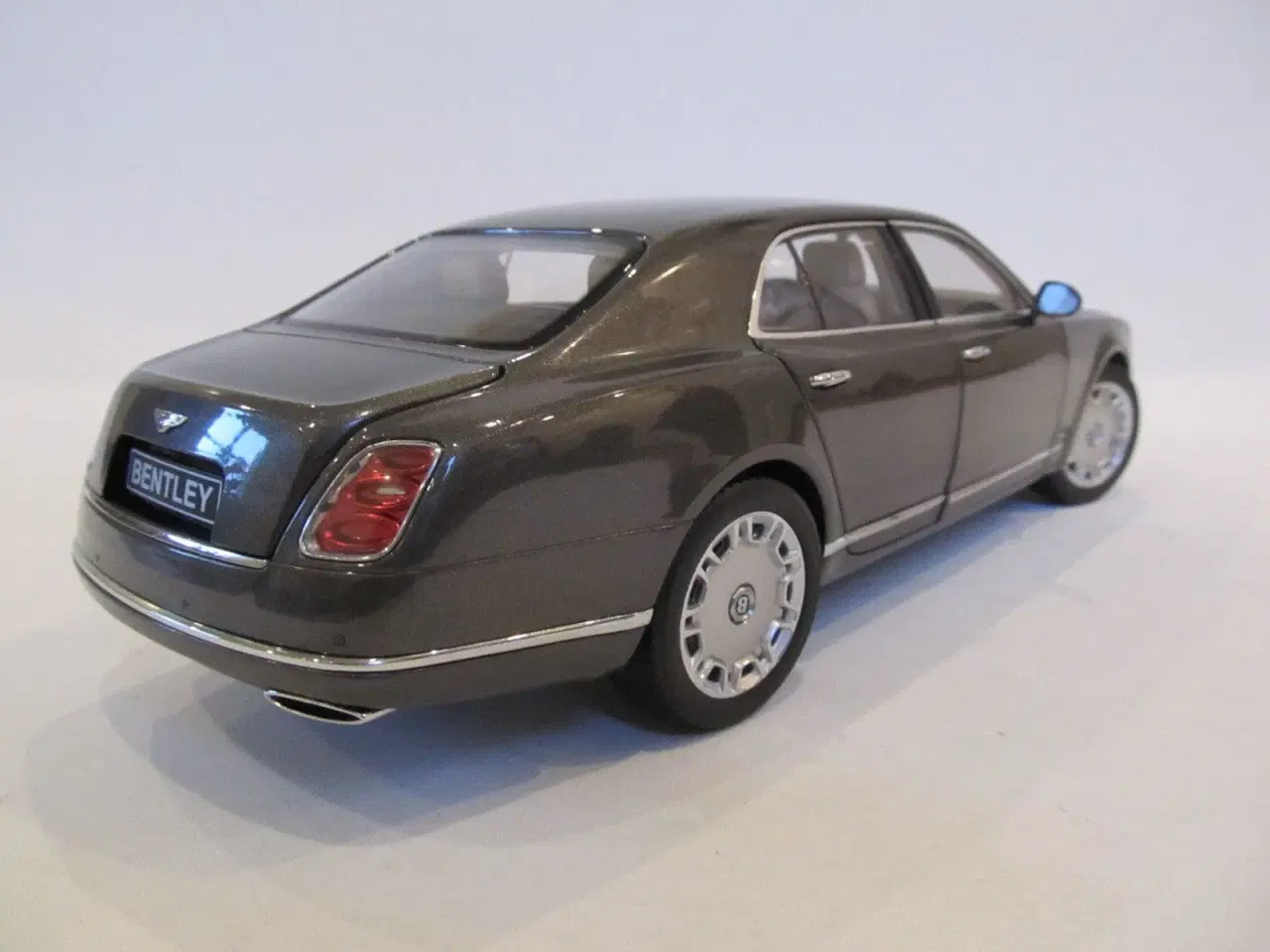 Billede 4 - 2010 Bentley Mulsanne 1:18  - MINICHAMPS 