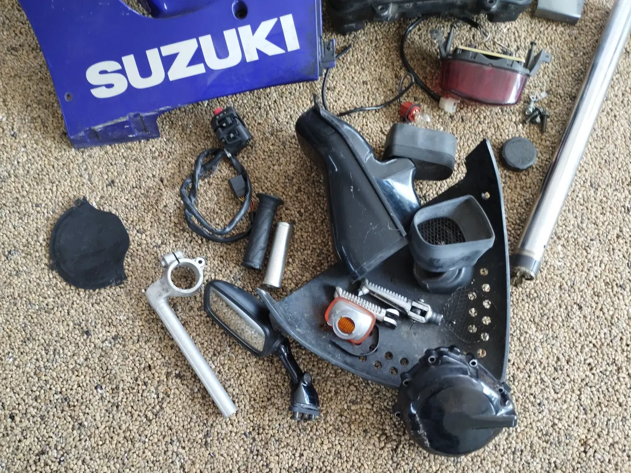 Billede 4 - Diverse skjolde m.v. til Suzuki GSX 600R.  (  50%)