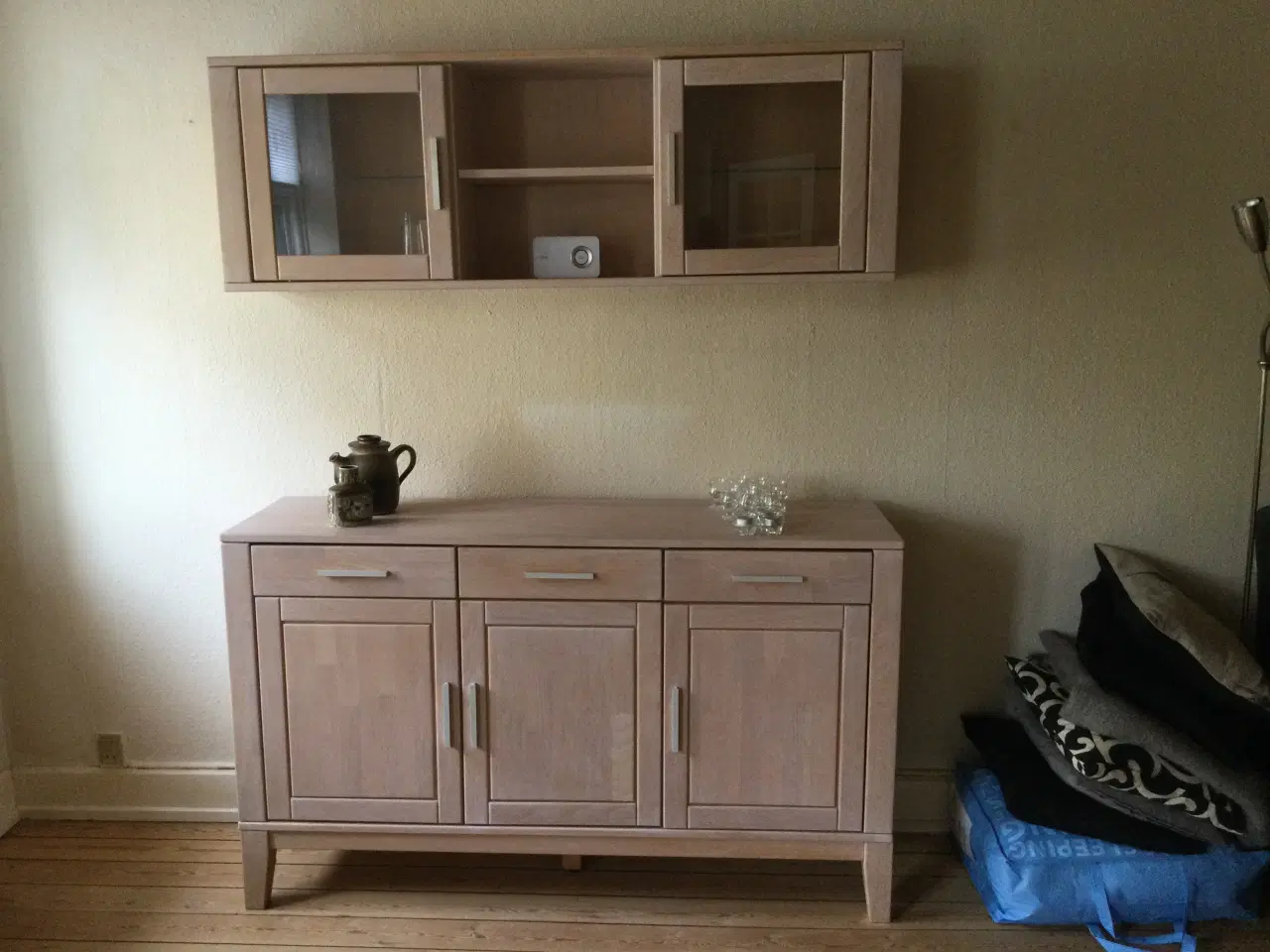 Billede 1 - Skænk med overskab/vitrine