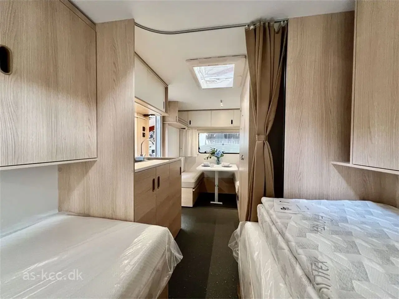 Billede 15 - 2025 - Adria Aviva 492 LU   Adria Aviva 492 LU årg. 2025 med endesiddegruppe og 2 enkeltsenge med udtræk 5 sovepladser og 4 siddepladser