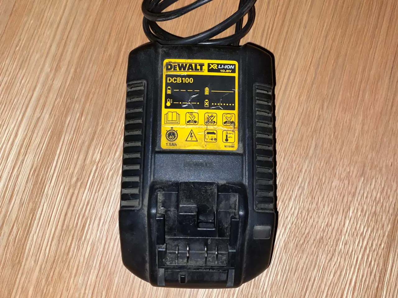 Billede 2 - DeWalt lader og batteri sælges. 