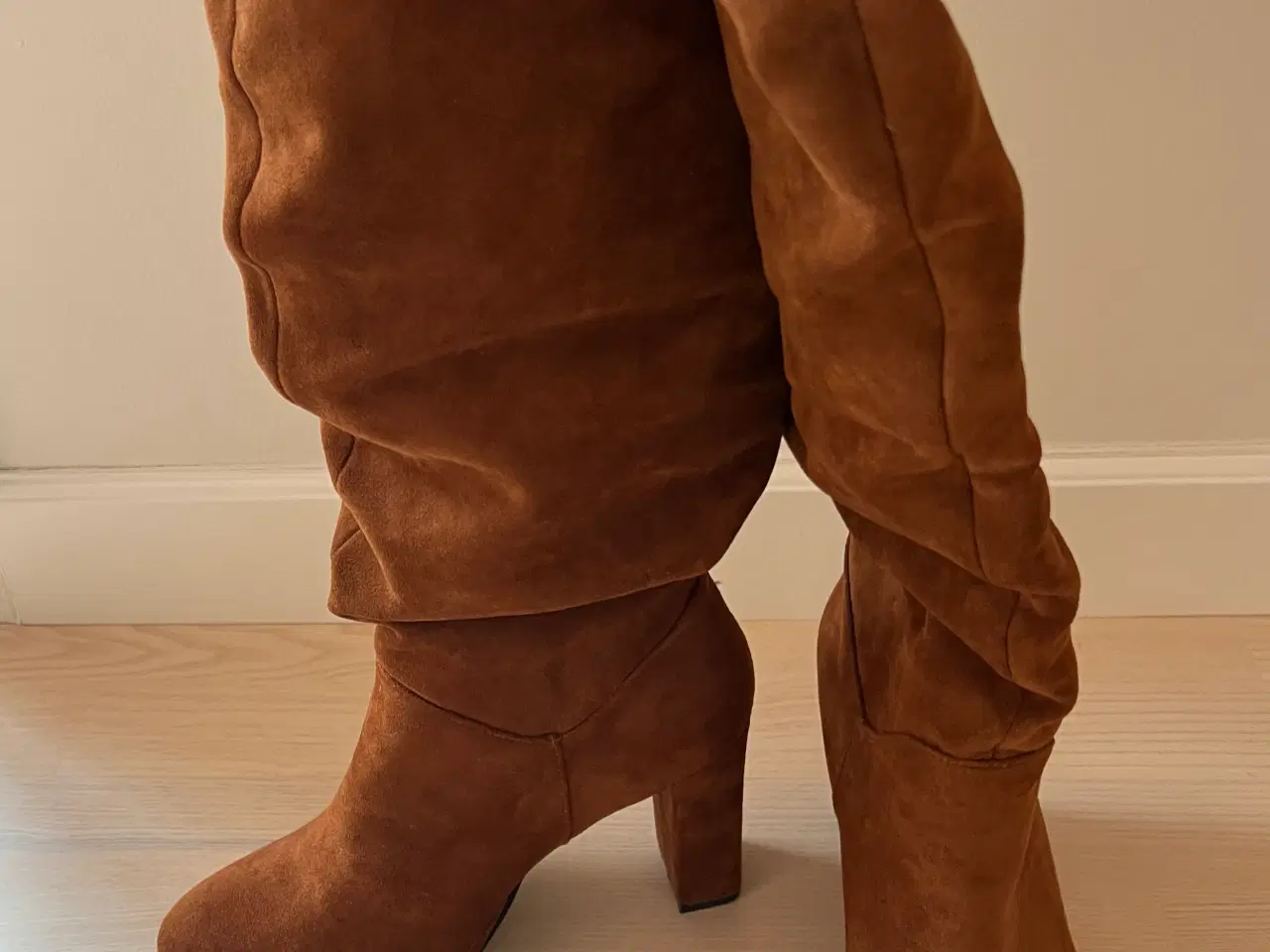 Billede 3 - Brune støvler med hæl