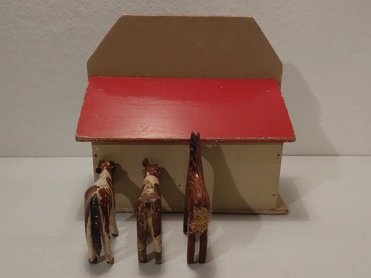 Billede 6 - Fængselslegetøj: 3 trædyr og stald. Ca 1933.