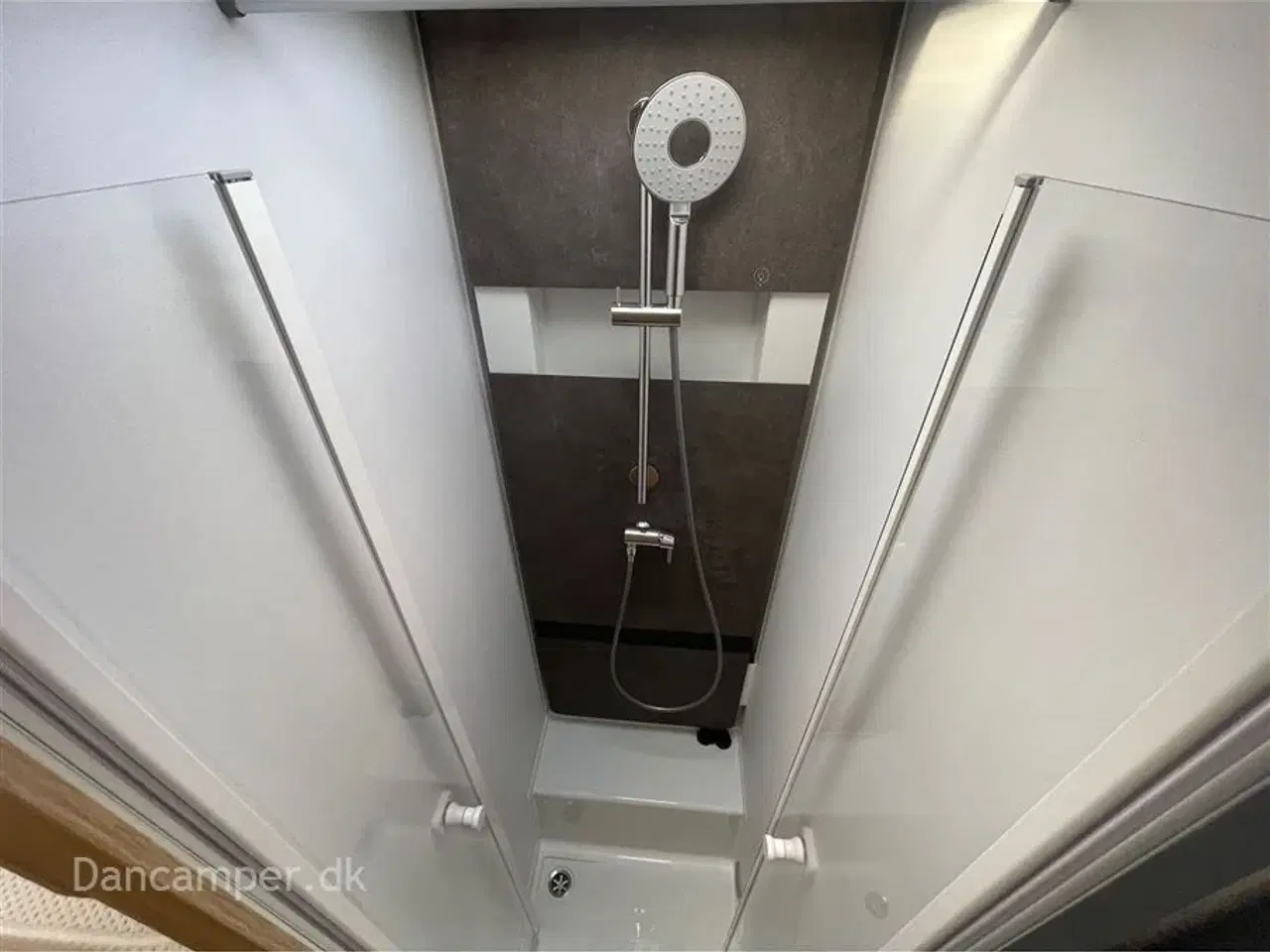 Billede 11 - 2022 - Adria Coral Plus S 670 SL 2 stk. Lithium batterier, solceller, 230 V inverter. Thetford gasovn. 140 HK Aut.gear