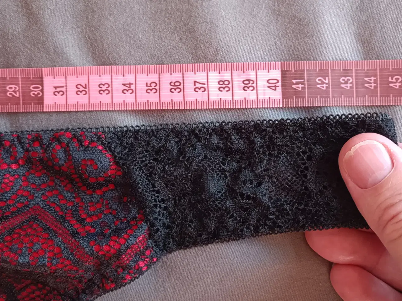 Billede 2 - G-streng med blonde i sort og rød