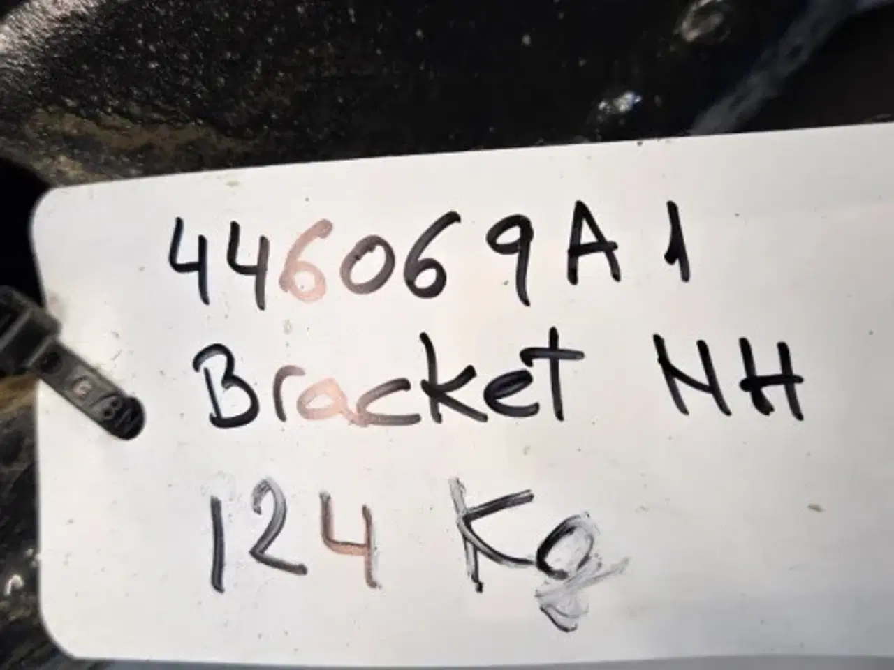 Billede 15 - New Holland T8010 Beslag 446069A1  3Stk