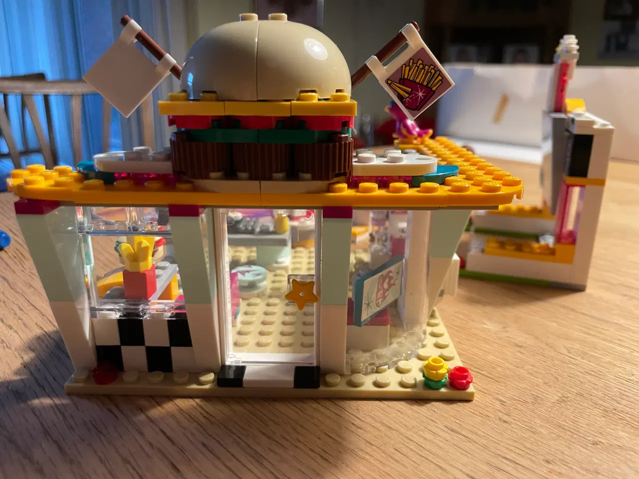 Billede 3 - Lego Friends 41349 Biograf og Burger Bar